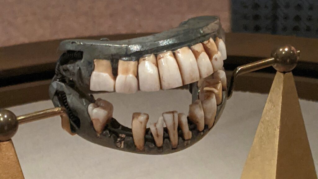 Dentadura real de George Washington expuesta en Mount Vernon, fotografiada por BakedintheHole en 2021.