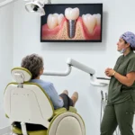 Dra. Gina Luna durante una consulta dental