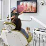 Dra. Gina Luna explicando salud periodontal