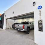 Fachada y estacionamiento de The Special Teeth en Tijuana
